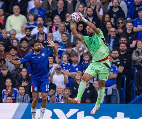 Football - LFC Foundation Friendly - Chelsea FC Legends v Liverpool FC Legends LONDON, ENGLAND - Saturday, October 11, 2025: Liverpool s JosÃ Pepe Reina during the LFC Foundation match between Chelsea FC Legends and Liverpool FC Legends at Stamford Bridge. (Photo by David Rawcliffe Propaganda) LONDON Stamford Bridge GREATER LONDON ENGLAND  Copyright: xDavidxRawcliffex P2025-10-11-Chelsea_Legends_Liverpool_Legends-133
