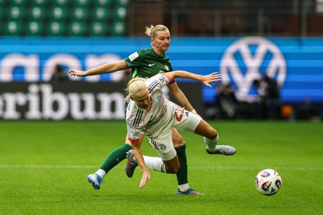 Pernille Harder (Bayern München,21) gegen Alexandra Popp (VfL Wolfsburg,11) - Google Pixel Frauen-Bundesliga Saison 2025-2026 VfL Wolfsburg vs. FC Bayern München in der Volkswagen Arena in Wolfsburg - Aktion,Fußball,Frau,Frauen,Damen,Deutschland,11.10.2025