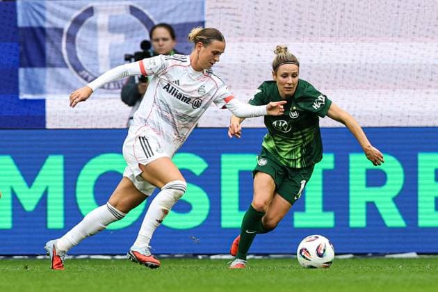 Torschützin Klara Bühl (Bayern München,17) trifft zum 0-1 - Google Pixel Frauen-Bundesliga Saison 2025-2026 VfL Wolfsburg vs. FC Bayern München in der Volkswagen Arena in Wolfsburg - Aktion,Fußball,Frau,Frauen,Damen,Deutschland,11.10.2025