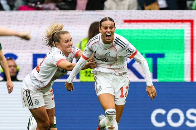 Torjubel - Torschützin Klara Bühl (Bayern München,17) trifft zum 0-1 - Google Pixel Frauen-Bundesliga Saison 2025-2026 VfL Wolfsburg vs. FC Bayern München in der Volkswagen Arena in Wolfsburg - Aktion,Fußball,Frau,Frauen,Damen,Deutschland,11.10.2025