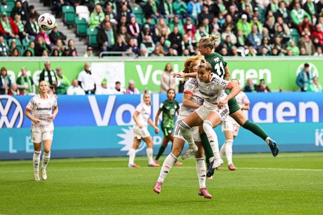 Alexandra Popp (VfL Wolfsburg,11) gegen Giulia Gwinn (Bayern München,7) - Google Pixel Frauen-Bundesliga Saison 2025-2026 VfL Wolfsburg vs. FC Bayern München in der Volkswagen Arena in Wolfsburg - Aktion,Fußball,Frau,Frauen,Damen,Deutschland,11.10.2025