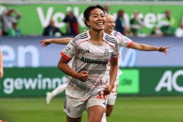Torjubel - Torschützin Momoko Tanikawa (Bayern München,18) trifft zum 1-2 - Google Pixel Frauen-Bundesliga Saison 2025-2026 VfL Wolfsburg vs. FC Bayern München in der Volkswagen Arena in Wolfsburg - Aktion,Fußball,Frau,Frauen,Damen,Deutschland,11.10.2025