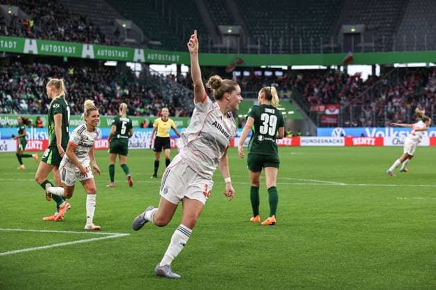 Torjubel - Alara Sehitler (Bayern München,14) trifft zum 1-3 - Google Pixel Frauen-Bundesliga Saison 2025-2026 VfL Wolfsburg vs. FC Bayern München in der Volkswagen Arena in Wolfsburg - Aktion,Fußball,Frau,Frauen,Damen,Deutschland,11.10.2025
