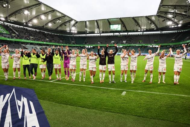 Die Mannschaft vom FC Bayern München feiert den Sieg vor dem Fanblock - Google Pixel Frauen-Bundesliga Saison 2025-2026 VfL Wolfsburg vs. FC Bayern München in der Volkswagen Arena in Wolfsburg - Aktion,Fußball,Frau,Frauen,Damen,Deutschland,11.10.2025