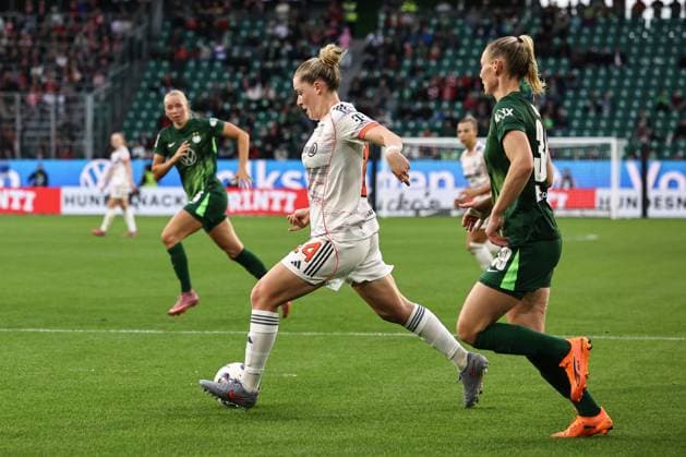 Alara Sehitler (Bayern München,14) trifft zum 1-3 - Google Pixel Frauen-Bundesliga Saison 2025-2026 VfL Wolfsburg vs. FC Bayern München in der Volkswagen Arena in Wolfsburg - Aktion,Fußball,Frau,Frauen,Damen,Deutschland,11.10.2025