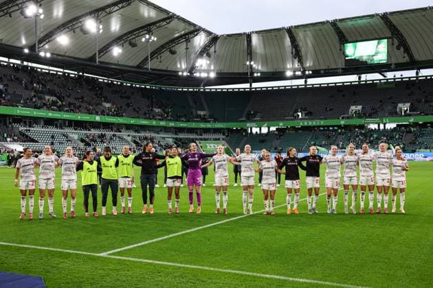 Die Mannschaft vom FC Bayern München feiert den Sieg vor dem Fanblock - Google Pixel Frauen-Bundesliga Saison 2025-2026 VfL Wolfsburg vs. FC Bayern München in der Volkswagen Arena in Wolfsburg - Aktion,Fußball,Frau,Frauen,Damen,Deutschland,11.10.2025