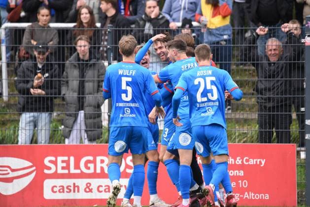 Fußball I Herren I Saison 2025 2026 I Regionalliga Nord I 14. Spieltag I Altona 93 - SV Drochtersen Assel I 11.10.2025 Die Spieler des SV D A jubeln nach dem späten Führungstreffer. (Nur zur redaktionellen Nutzung.) Hamburg Adolf-Jäger-Kampfbahn, Griegstr. 62 Hamburg Deutschland Copyright: xLobeca RobertoxSeidelx