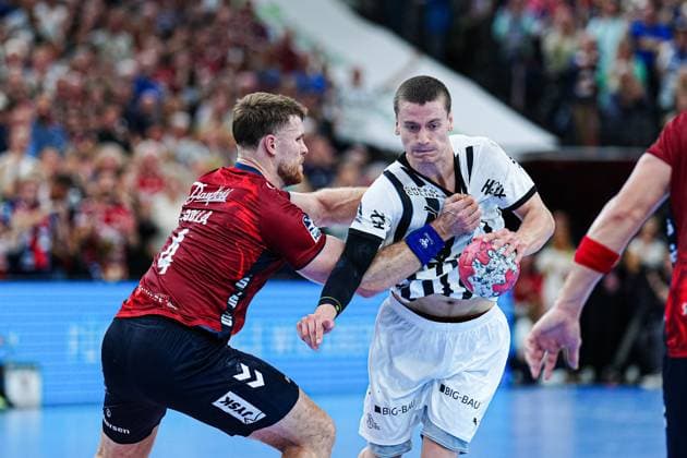 Johannes Golla (SG Flensburg-Handewitt, 04), Elias Ellefsen a Skipagotu (THW Kiel, 71) GER, SG Flensburg-Handewitt vs. THW Kiel, Handball, Bundesliga, Spieltag 8, Saison 2026 2026, 11.10.2025 GER, SG Flensburg-Handewitt vs. THW Kiel, Handball, Bundesliga, Spieltag 8, Saison 2026 2026, 11.10.2025 Flensburg Copyright: xEibner-Pressefoto MarcelxvonxFehrnx EP_MFN