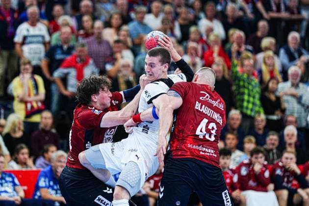 Lasse Moeller (SG Flensburg-Handewitt, 64), Elias Ellefsen a Skipagotu (THW Kiel, 71), Blaz Blagotinsek (SG Flensburg-Handewitt, 43) GER, SG Flensburg-Handewitt vs. THW Kiel, Handball, Bundesliga, Spieltag 8, Saison 2026 2026, 11.10.2025 GER, SG Flensburg-Handewitt vs. THW Kiel, Handball, Bundesliga, Spieltag 8, Saison 2026 2026, 11.10.2025 Flensburg Copyright: xEibner-Pressefoto MarcelxvonxFehrnx EP_MFN