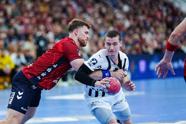 Johannes Golla (SG Flensburg-Handewitt, 04), Elias Ellefsen a Skipagotu (THW Kiel, 71) GER, SG Flensburg-Handewitt vs. THW Kiel, Handball, Bundesliga, Spieltag 8, Saison 2026 2026, 11.10.2025 GER, SG Flensburg-Handewitt vs. THW Kiel, Handball, Bundesliga, Spieltag 8, Saison 2026 2026, 11.10.2025 Flensburg Copyright: xEibner-Pressefoto MarcelxvonxFehrnx EP_MFN