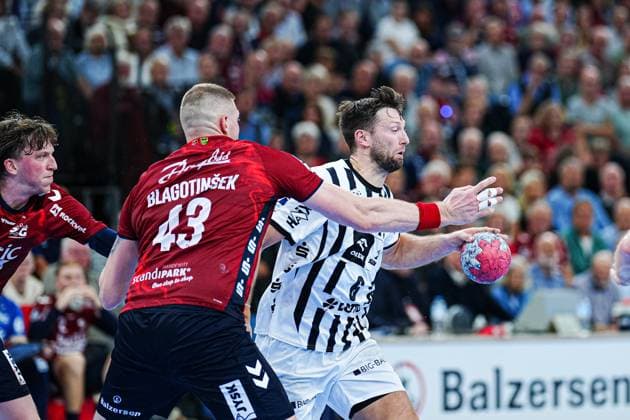Blaz Blagotinsek (SG Flensburg-Handewitt, 43), Harald Reinkind (THW Kiel, 06) GER, SG Flensburg-Handewitt vs. THW Kiel, Handball, Bundesliga, Spieltag 8, Saison 2026 2026, 11.10.2025 GER, SG Flensburg-Handewitt vs. THW Kiel, Handball, Bundesliga, Spieltag 8, Saison 2026 2026, 11.10.2025 Flensburg Copyright: xEibner-Pressefoto MarcelxvonxFehrnx EP_MFN