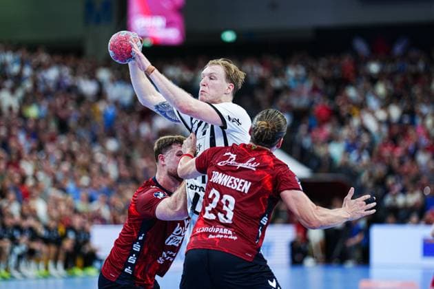 Johannes Golla (SG Flensburg-Handewitt, 04), Eric Johansson (THW Kiel, 21), Kent Robin Toennesssen (SG Flensburg-Handewitt, 23) GER, SG Flensburg-Handewitt vs. THW Kiel, Handball, Bundesliga, Spieltag 8, Saison 2026 2026, 11.10.2025 GER, SG Flensburg-Handewitt vs. THW Kiel, Handball, Bundesliga, Spieltag 8, Saison 2026 2026, 11.10.2025 Flensburg Copyright: xEibner-Pressefoto MarcelxvonxFehrnx EP_MFN