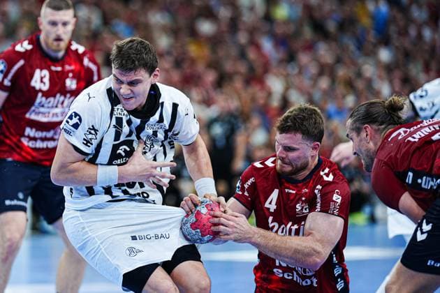 Lucas Laube (THW Kiel, 20), Johannes Golla (SG Flensburg-Handewitt, 04) GER, SG Flensburg-Handewitt vs. THW Kiel, Handball, Bundesliga, Spieltag 8, Saison 2026 2026, 11.10.2025 GER, SG Flensburg-Handewitt vs. THW Kiel, Handball, Bundesliga, Spieltag 8, Saison 2026 2026, 11.10.2025 Flensburg Copyright: xEibner-Pressefoto MarcelxvonxFehrnx EP_MFN