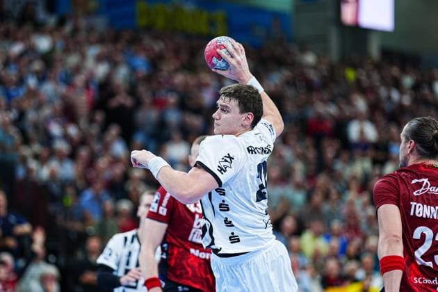 Wurf Tor Lucas Laube (THW Kiel, 20) GER, SG Flensburg-Handewitt vs. THW Kiel, Handball, Bundesliga, Spieltag 8, Saison 2026 2026, 11.10.2025 GER, SG Flensburg-Handewitt vs. THW Kiel, Handball, Bundesliga, Spieltag 8, Saison 2026 2026, 11.10.2025 Flensburg Copyright: xEibner-Pressefoto MarcelxvonxFehrnx EP_MFN