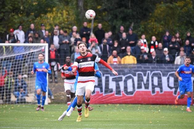 Fußball I Herren I Saison 2025 2026 I Regionalliga Nord I 14. Spieltag I Altona 93 - SV Drochtersen Assel I 11.10.2025 Holger Nils Brüning ( 14, AFC) blickt nach oben zum Ball (Nur zur redaktionellen Nutzung.) Hamburg Adolf-Jäger-Kampfbahn, Griegstr. 62 Hamburg Deutschland Copyright: xLobeca RobertoxSeidelx