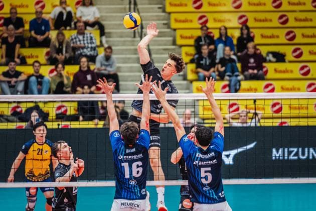 Volleyball Herren Saison 2025 2026 Liga Cup 2025 VfB Friedrichshafen vs. SVG Lüneburg 11.10.2025 Joscha Kunstmann ( 7 SVG Lüneburg) gegen den Block von Simon Kohn ( 16 VfB Friedrichshafen) und Louis Kunstmann ( 5 VfB Friedrichshafen)
