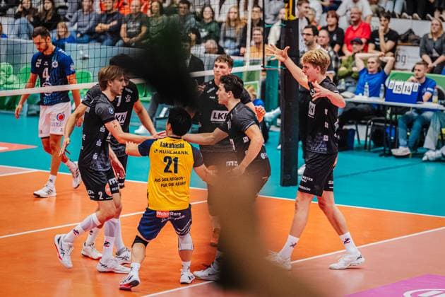 Volleyball Herren Saison 2025 2026 Liga Cup 2025 VfB Friedrichshafen vs. SVG Lüneburg 11.10.2025 Die Mannschaft der SVG Lüneburg jubelt