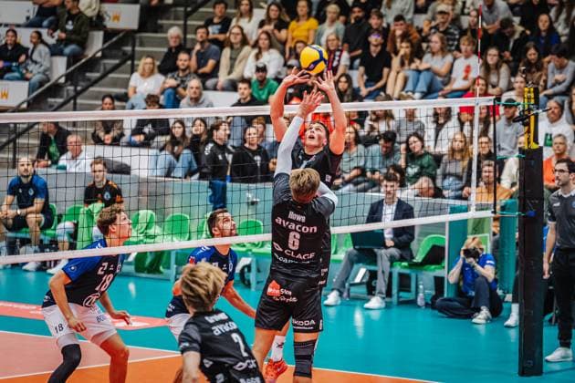 Volleyball Herren Saison 2025 2026 Liga Cup 2025 VfB Friedrichshafen vs. SVG Lüneburg 11.10.2025 Santeri Välimaa ( 12 SVG Lüneburg) spielt den Ball auf Jackson Howe ( 6 SVG Lüneburg)