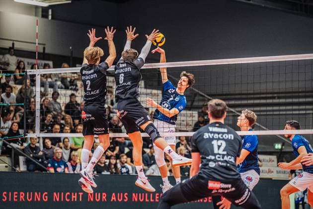 Volleyball Herren Saison 2025 2026 Liga Cup 2025 VfB Friedrichshafen vs. SVG Lüneburg 11.10.2025 Kyle Hobus ( 7 VfB Friedrichshafen) gegen den Block von Daniel Gruvaeus ( 2 SVG Lüneburg) und Jackson Howe ( 6 SVG Lüneburg)