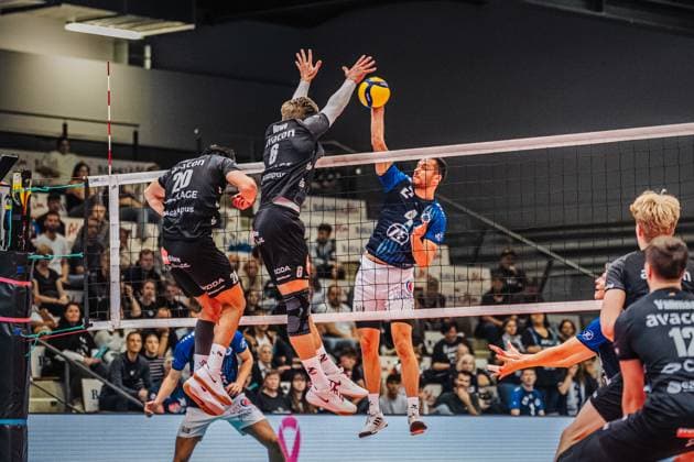Volleyball Herren Saison 2025 2026 Liga Cup 2025 VfB Friedrichshafen vs. SVG Lüneburg 11.10.2025 Tim Peter ( 4 VfB Friedrichshafen) gegen den Block von Jackson Howe ( 6 SVG Lüneburg)