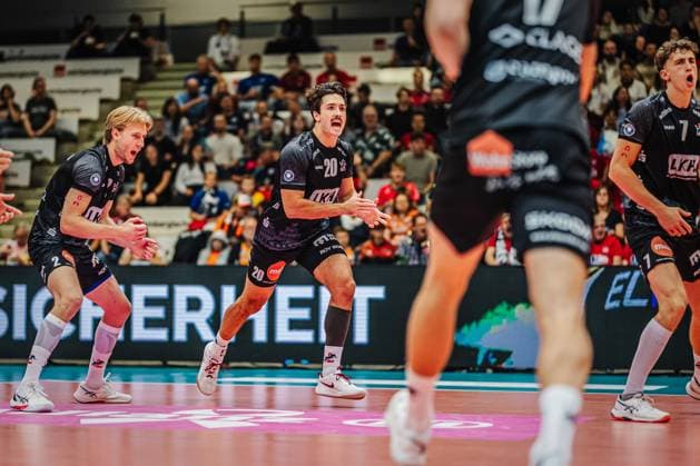 Volleyball Herren Saison 2025 2026 Liga Cup 2025 VfB Friedrichshafen vs. SVG Lüneburg 11.10.2025 Ethan Champlin ( 20 SVG Lüneburg) jubelt mit der Mannschaft