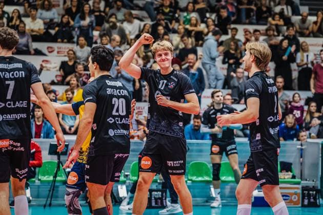 Volleyball Herren Saison 2025 2026 Liga Cup 2025 VfB Friedrichshafen vs. SVG Lüneburg 11.10.2025 Die Mannschaft der SVG Lüneburg jubelt