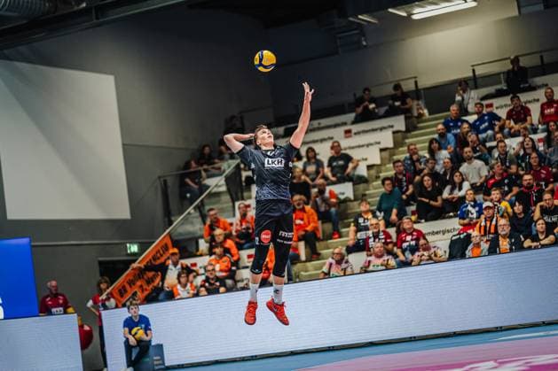 Volleyball Herren Saison 2025 2026 Liga Cup 2025 VfB Friedrichshafen vs. SVG Lüneburg 11.10.2025 Santeri Välimaa ( 12 SVG Lüneburg) beim Aufschlag