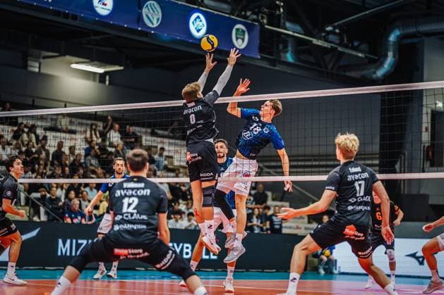 Volleyball Herren Saison 2025 2026 Liga Cup 2025 VfB Friedrichshafen vs. SVG Lüneburg 11.10.2025 Simon Tabermann Uhrenholt ( 18 VfB Friedrichshafen) gegen den Block von Jackson Howe ( 6 SVG Lüneburg)