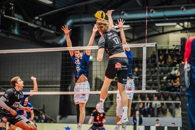 Volleyball Herren Saison 2025 2026 Liga Cup 2025 VfB Friedrichshafen vs. SVG Lüneburg 11.10.2025 Axel Enlund ( 17 SVG Lüneburg) gegen den Block von Simon Tabermann Uhrenholt ( 18 VfB Friedrichshafen) und Kyle Hobus ( 7 VfB Friedrichshafen)