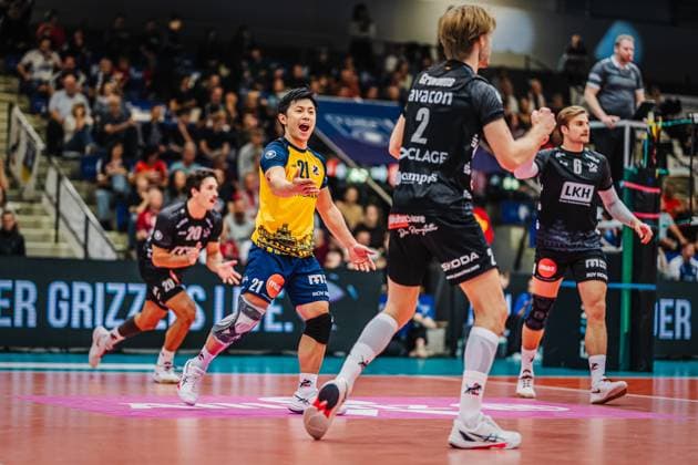 Volleyball Herren Saison 2025 2026 Liga Cup 2025 VfB Friedrichshafen vs. SVG Lüneburg 11.10.2025 Sho Takahashi ( 21 SVG Lüneburg) jubelt mit der Mannschaft