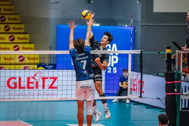 Volleyball Herren Saison 2025 2026 Liga Cup 2025 VfB Friedrichshafen vs. SVG Lüneburg 11.10.2025 Ethan Champlin ( 20 SVG Lüneburg) gegen den Block von Kyle Hobus ( 7 VfB Friedrichshafen)
