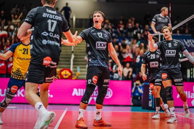 Volleyball Herren Saison 2025 2026 Liga Cup 2025 VfB Friedrichshafen vs. SVG Lüneburg 11.10.2025 Santeri Välimaa ( 12 SVG Lüneburg) jubelt mit Axel Enlund ( 17 SVG Lüneburg)