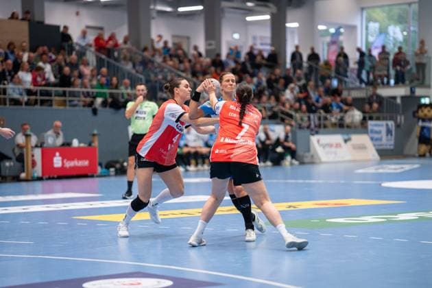 HSG Blomberg-Lippe (GER) vs. Union Neckarsulm (GER), Handball, 1. Handball Bundesliga Frauen, 5. Spieltag, 11.10.2025, Saision 2025 2026, Blomberg Andrea Jacobsen (HSG Blomberg-Lippe, 04) und Diana Magnusdottir (HSG Blomberg-Lippe, 07) verteidigen gegen Munia Smits (Sport-Union Neckarsulm, 23) Blomberg Sporthalle an der Ulmenallee Deutschland