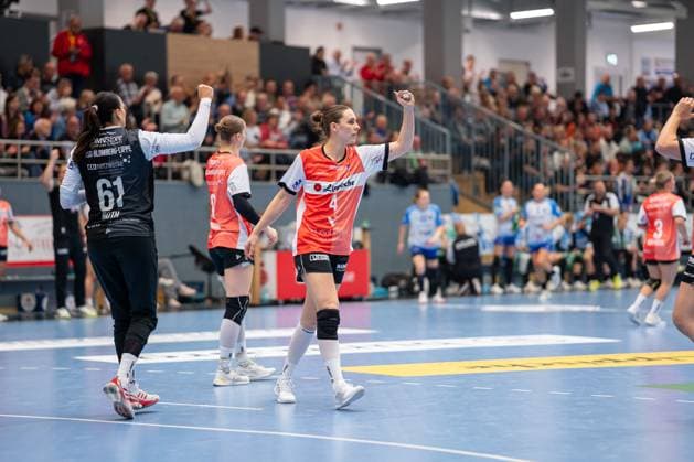 HSG Blomberg-Lippe (GER) vs. Union Neckarsulm (GER), Handball, 1. Handball Bundesliga Frauen, 5. Spieltag, 11.10.2025, Saision 2025 2026, Blomberg Andrea Jacobsen (HSG Blomberg-Lippe, 04) jubelt nach einem Tor Blomberg Sporthalle an der Ulmenallee Deutschland