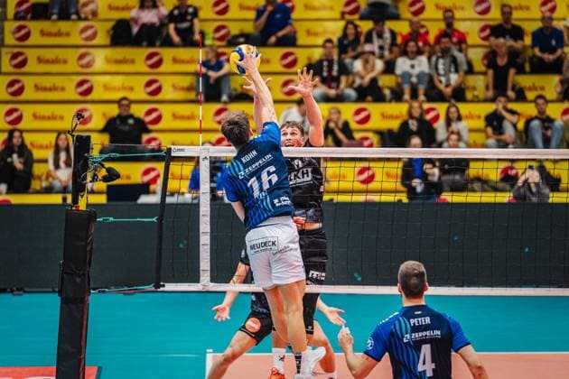 Volleyball Herren Saison 2025 2026 Liga Cup 2025 VfB Friedrichshafen vs. SVG Lüneburg 11.10.2025 Simon Kohn ( 16 VfB Friedrichshafen) im Block gegen Santeri Välimaa ( 12 SVG Lüneburg)