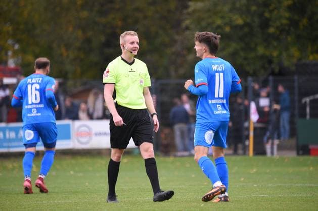 Fußball I Herren I Saison 2025 2026 I Regionalliga Nord I 14. Spieltag I Altona 93 - SV Drochtersen Assel I 11.10.2025 Jannek Hansen (Schiedsrichter), Jorik Wulff ( 11, SVDA) (Nur zur redaktionellen Nutzung.) Hamburg Adolf-Jäger-Kampfbahn, Griegstr. 62 Hamburg Deutschland Copyright: xLobeca RobertoxSeidelx