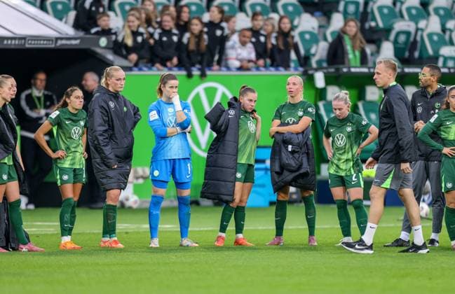 DEU, Wolfsburg, VfL Wolfsburg vs FC Bayern München, Google Pixel Bundesliga, DFB, Saison 2526, Volkswagen Arena, 6. Spieltag im Bild: Enttäuschung beim VfL Wolfsburg nach der Niederlage, Stina Johannes (VfL Wolfsburg 1) DFB DFL REGULATIONS PROHIBIT ANY USE OF PHOTOGRAPHS AS IMAGE SEQUENCES AND OR QUASI-VIDEO, 11.10.2025 Copyright: HMBxMedia HendrikxHamelau