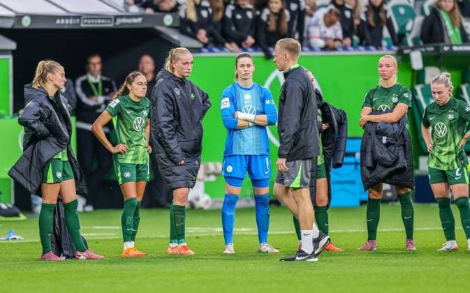 DEU, Wolfsburg, VfL Wolfsburg vs FC Bayern München, Google Pixel Bundesliga, DFB, Saison 2526, Volkswagen Arena, 6. Spieltag im Bild: Enttäuschung beim VfL Wolfsburg nach der Niederlage, Stina Johannes (VfL Wolfsburg 1) DFB DFL REGULATIONS PROHIBIT ANY USE OF PHOTOGRAPHS AS IMAGE SEQUENCES AND OR QUASI-VIDEO, 11.10.2025 Copyright: HMBxMedia HendrikxHamelau