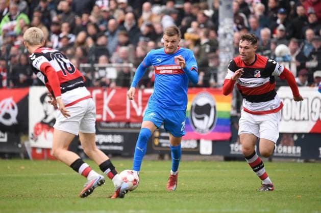Fußball I Herren I Saison 2025 2026 I Regionalliga Nord I 14. Spieltag I Altona 93 - SV Drochtersen Assel I 11.10.2025 Dennis Rosin ( 25, SVDA, am Ball), Gianluca Przondziono ( 10, AFC), Joshua Connor Redfield ( 5, AFC) (Nur zur redaktionellen Nutzung.) Hamburg Adolf-Jäger-Kampfbahn, Griegstr. 62 Hamburg Deutschland Copyright: xLobeca RobertoxSeidelx
