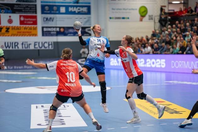 HSG Blomberg-Lippe (GER) vs. Union Neckarsulm (GER), Handball, 1. Handball Bundesliga Frauen, 5. Spieltag, 11.10.2025, Saision 2025 2026, Blomberg Kamila Kordovska (Sport-Union Neckarsulm, 14) im Torwurf Blomberg Sporthalle an der Ulmenallee Deutschland