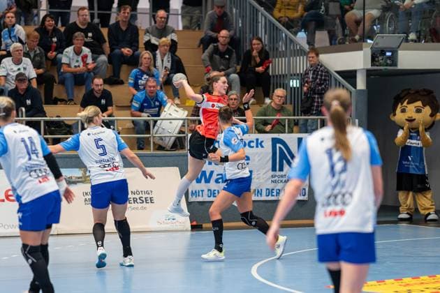 HSG Blomberg-Lippe (GER) vs. Union Neckarsulm (GER), Handball, 1. Handball Bundesliga Frauen, 5. Spieltag, 11.10.2025, Saision 2025 2026, Blomberg Andrea Jacobsen (HSG Blomberg-Lippe, 04) im Torwurf Blomberg Sporthalle an der Ulmenallee Deutschland