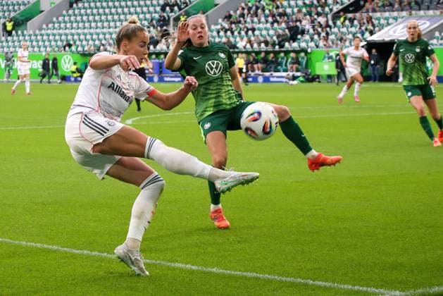 10.10.2025, xgrfx, Fussball Google Pixel Frauen-Bundesliga, VfL Wolfsburg - FC Bayern München v.l. Giulia Gwinn (FC Bayern München), Janou Levels (VfL Wolfsburg) (DFL DFB REGULATIONS PROHIBIT ANY USE OF PHOTOGRAPHS as IMAGE SEQUENCES and or QUASI-VIDEO) Wolfsburg