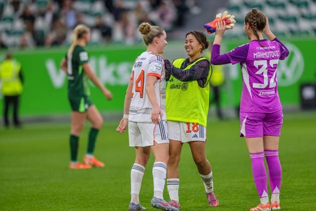 DEU, Wolfsburg, VfL Wolfsburg vs FC Bayern München, Google Pixel Bundesliga, DFB, Saison 2526, Volkswagen Arena, 6. Spieltag im Bild: Bayern München gewinnt nach Toren 3:1 gegen den VfL Wolfsburg, Jubel bei Alara Åžehitler (Bayern München 14) und Momoko Tanikawa (Bayern München 18) DFB DFL REGULATIONS PROHIBIT ANY USE OF PHOTOGRAPHS AS IMAGE SEQUENCES AND OR QUASI-VIDEO, 11.10.2025 Copyright: HMBxMedia HendrikxHamelau