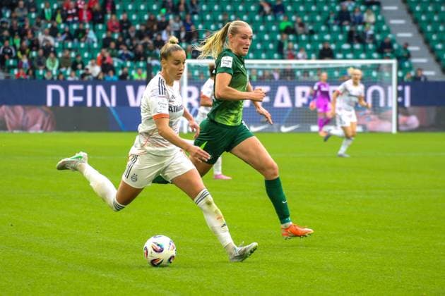10.10.2025, xgrfx, Fussball Google Pixel Frauen-Bundesliga, VfL Wolfsburg - FC Bayern München v.l. Giulia Gwinn (FC Bayern München), Camilla Küver (VfL Wolfsburg) (DFL DFB REGULATIONS PROHIBIT ANY USE OF PHOTOGRAPHS as IMAGE SEQUENCES and or QUASI-VIDEO) Wolfsburg