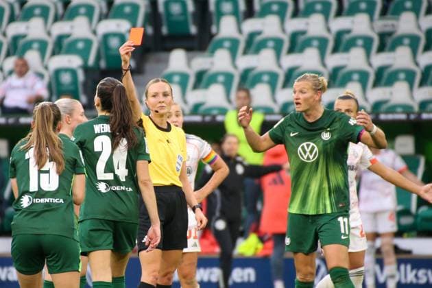 10.10.2025, xgrfx, Fussball Google Pixel Frauen-Bundesliga, VfL Wolfsburg - FC Bayern München v.l. Rote Karte, Joelle Wedemeyer (VfL Wolfsburg) (DFL DFB REGULATIONS PROHIBIT ANY USE OF PHOTOGRAPHS as IMAGE SEQUENCES and or QUASI-VIDEO) Wolfsburg