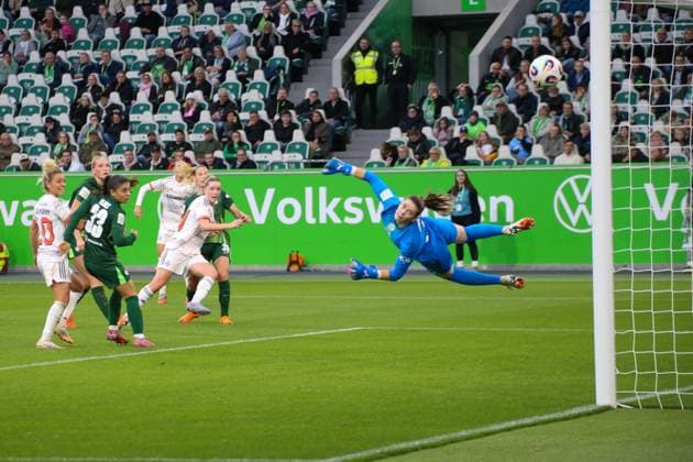 10.10.2025, xgrfx, Fussball Google Pixel Frauen-Bundesliga, VfL Wolfsburg - FC Bayern München v.l. Tor, Alara Sehitler (FC Bayern München) (DFL DFB REGULATIONS PROHIBIT ANY USE OF PHOTOGRAPHS as IMAGE SEQUENCES and or QUASI-VIDEO) Wolfsburg