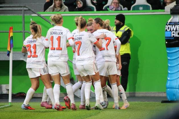 10.10.2025, xgrfx, Fussball Google Pixel Frauen-Bundesliga, VfL Wolfsburg - FC Bayern München v.l. Tor, Alara Sehitler (FC Bayern München) (DFL DFB REGULATIONS PROHIBIT ANY USE OF PHOTOGRAPHS as IMAGE SEQUENCES and or QUASI-VIDEO) Wolfsburg