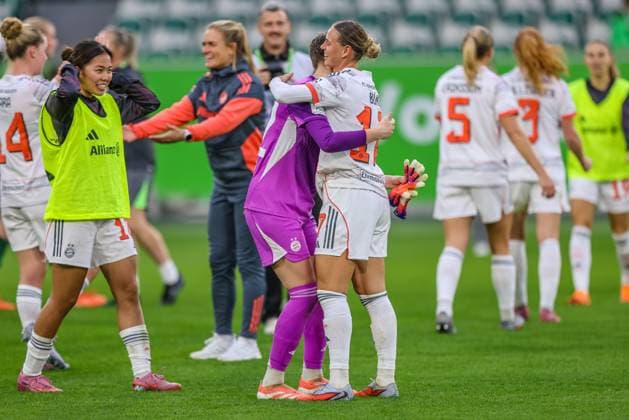 DEU, Wolfsburg, VfL Wolfsburg vs FC Bayern München, Google Pixel Bundesliga, DFB, Saison 2526, Volkswagen Arena, 6. Spieltag im Bild: Bayern München gewinnt nach Toren 3:1 gegen den VfL Wolfsburg, Jubel bei Klara Bühl (Bayern München 17) DFB DFL REGULATIONS PROHIBIT ANY USE OF PHOTOGRAPHS AS IMAGE SEQUENCES AND OR QUASI-VIDEO, 11.10.2025 Copyright: HMBxMedia HendrikxHamelau