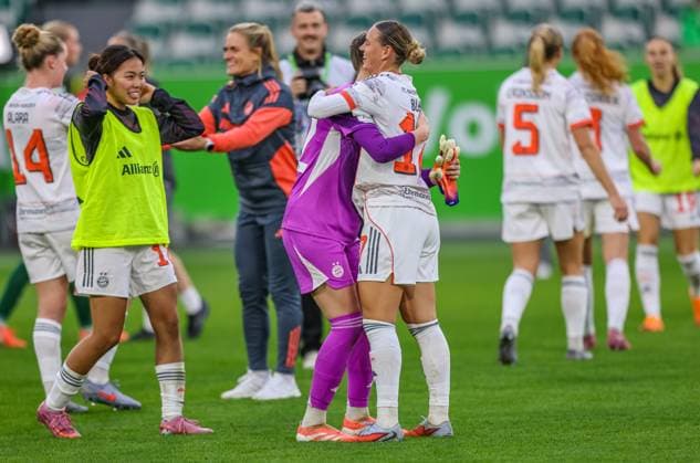 DEU, Wolfsburg, VfL Wolfsburg vs FC Bayern München, Google Pixel Bundesliga, DFB, Saison 2526, Volkswagen Arena, 6. Spieltag im Bild: Bayern München gewinnt nach Toren 3:1 gegen den VfL Wolfsburg, Jubel bei Klara Bühl (Bayern München 17) DFB DFL REGULATIONS PROHIBIT ANY USE OF PHOTOGRAPHS AS IMAGE SEQUENCES AND OR QUASI-VIDEO, 11.10.2025 Copyright: HMBxMedia HendrikxHamelau