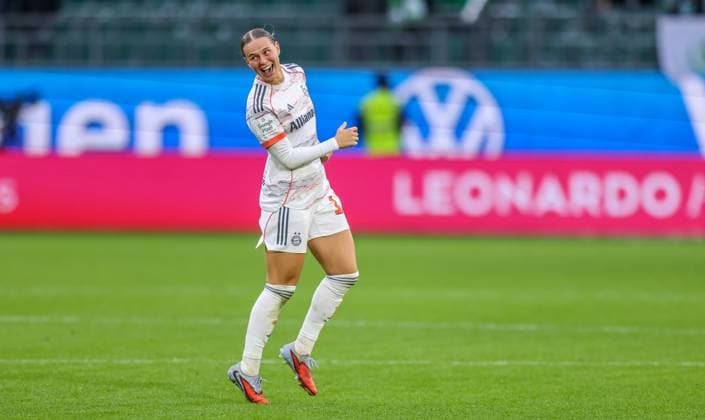DEU, Wolfsburg, VfL Wolfsburg vs FC Bayern München, Google Pixel Bundesliga, DFB, Saison 2526, Volkswagen Arena, 6. Spieltag im Bild: Bayern München gewinnt nach Toren 3:1 gegen den VfL Wolfsburg, Jubel bei Klara Bühl (Bayern München 17) DFB DFL REGULATIONS PROHIBIT ANY USE OF PHOTOGRAPHS AS IMAGE SEQUENCES AND OR QUASI-VIDEO, 11.10.2025 Copyright: HMBxMedia HendrikxHamelau